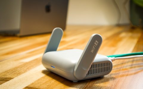 在软路由或 NAS 上跑 AdGuard Home 全网去广告：比浏览器插件彻底，全家设备一起干净
