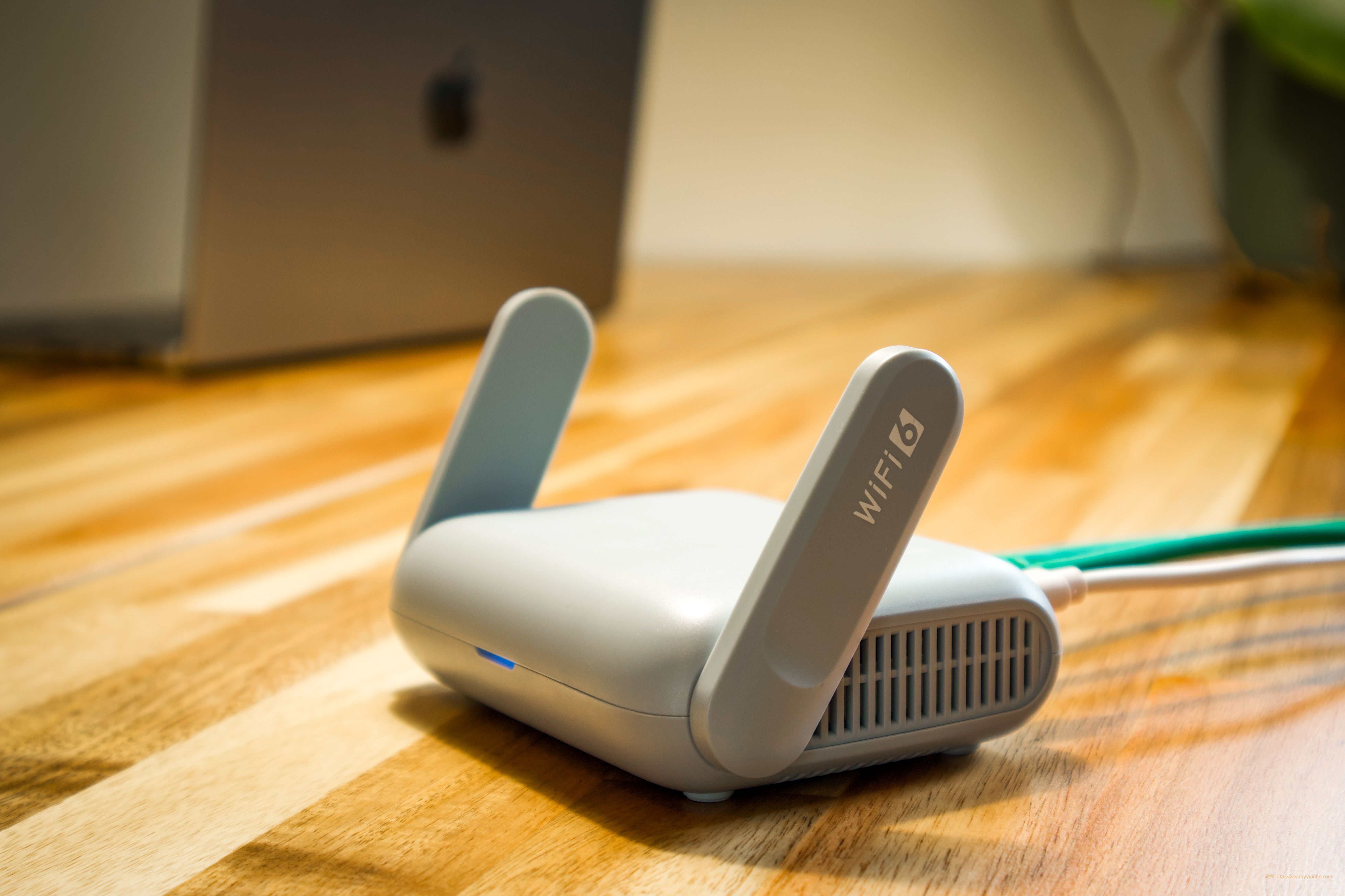 在软路由或 NAS 上跑 AdGuard Home 全网去广告：比浏览器插件彻底，全家设备一起干净