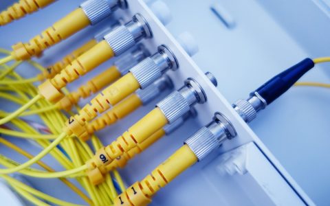 FTTR 全屋光纤要不要上？运营商免费送的 FTTR，到底是香饽饽还是套娃